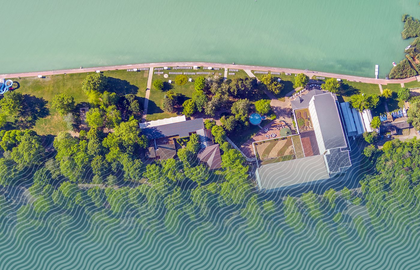 Panorámás balatoni látkép a Club Tihany Resort közvetlen vízpartjáról, ahol a természet, a pihenés és az aktív kikapcsolódás találkozik.