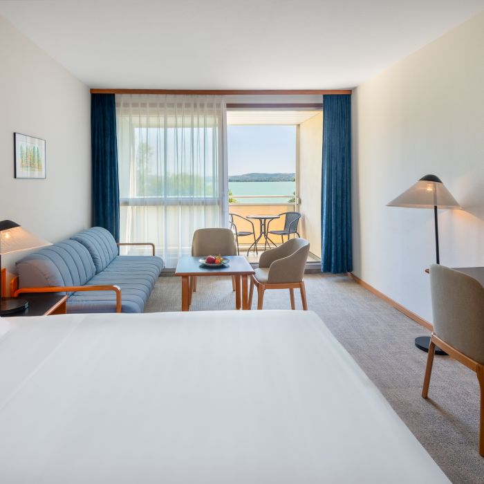 Modern kialakítású Superior szobáink kényelmet, eleganciát és nyugodt pihenést kínálnak a Balaton partján.