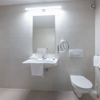 Akadálymentesített lakosztály kényelmes wellness kikapcsolódással várja a mozgássérült vendégeket a Club Tihany Resortban.