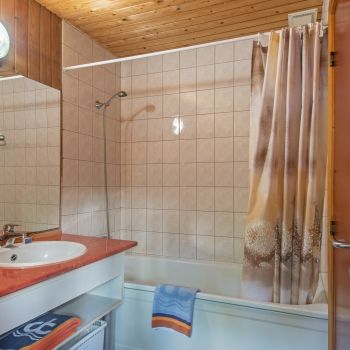 Pihenjen az Átrium Bungalow kényelmében, ahol a természet közelsége és a balatoni élmények tökéletes harmóniát alkotnak.