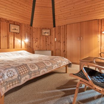 Az Átrium Bungalow nyugodt, természetközeli környezetben kínál kényelmes szállást a pihentető balatoni kikapcsolódáshoz.