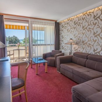 A Balaton Lakosztály tágas terekkel, prémium kényelemmel és lenyűgöző balatoni hangulattal várja a tökéletes kikapcsolódásra vágyó vendégeket.