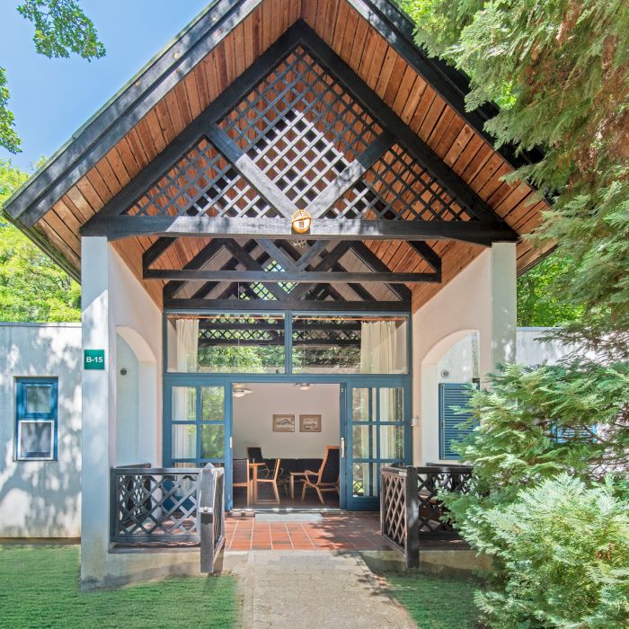 A Cabernet Ház kényelmes szállást és nyugodt környezetet kínál a Club Tihany Resort területén, a tökéletes balatoni kikapcsolódáshoz.