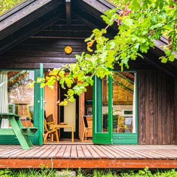 A Kalmár Bungalow kényelmes, természetközeli szállást kínál a Club Tihany Resort területén, a nyugodt balatoni kikapcsolódásért.