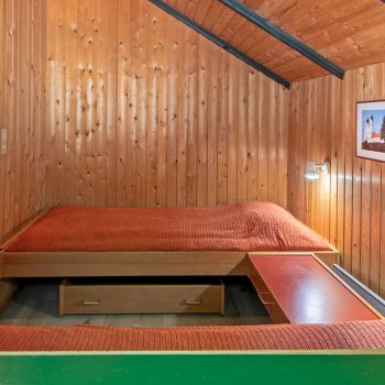Pihenjen a Kalmár Bungalow hangulatos környezetében, ahol a természet közelsége és a balatoni élmények találkoznak.