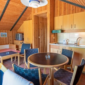 A Kalmár Bungalow kényelmes, természetközeli szállást kínál a Club Tihany Resort területén, a nyugodt balatoni kikapcsolódásért.