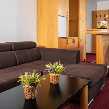 Kapcsolódjon ki a Club Tihany Resort prémium Panorama lakosztályaiban, és élvezze a balatoni wellness pihenés nyugalmát.