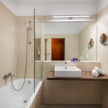 Modern Standard Prémium szobák kanapéval és exkluzív balatoni wellness élményekkel várják a vendégeket.