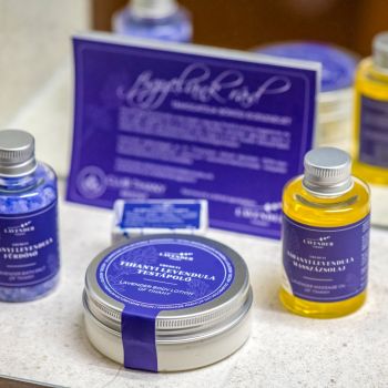 Prémium szobák helyi levendulás kozmetikumokkal és exkluzív balatoni wellness élményekkel várják a vendégeket.