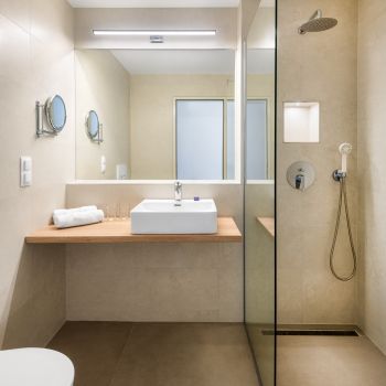 Modern és kényelmes fürdőszoba várja a vendégeket a Club Tihany Resort Standard Plus szobáiban.