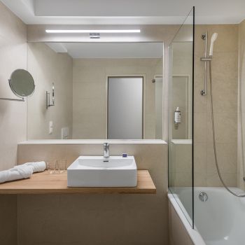 Élvezze a Standard Plus szoba extra kényelmét, ahol a balatoni pihenés és a modern komfort tökéletes összhangban találkozik.