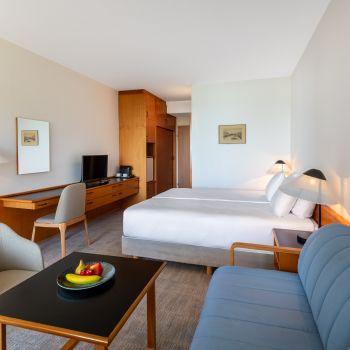 Modern Superior szobák és exkluzív balatoni wellness kikapcsolódás várja a vendégeket a Club Tihany Resortban.
