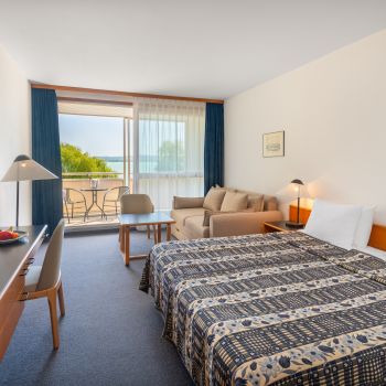 Stílusos Superior szobák és pihentető balatoni wellness kikapcsolódás várja a vendégeket a Club Tihany Resortban.