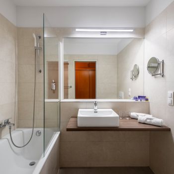Exkluzív Superior szobák és nyugodt balatoni wellness élmények várják a vendégeket a Club Tihany Resortban.