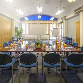 A Tihany rendezvényterem modern környezetet és professzionális technikai hátteret biztosít konferenciák, tréningek és céges események számára.
