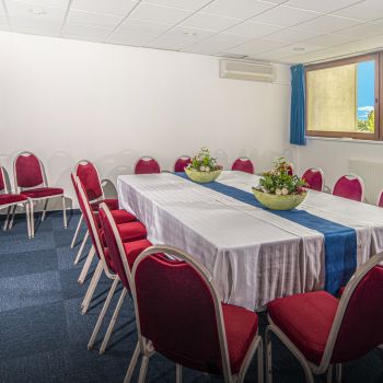 A Badacsony rendezvényterem modern környezetet és professzionális technikai hátteret kínál konferenciák, tréningek és céges események számára.