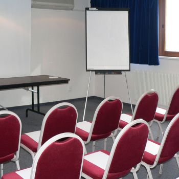 A Badacsony rendezvényterem ideális helyszín konferenciák, üzleti találkozók és exkluzív események lebonyolítására.
