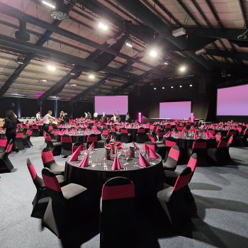 A Sport Klub rendezvényterem ideális helyszín konferenciák, csapatépítők, sportesemények és céges rendezvények lebonyolítására a Club Tihany Resortban.