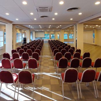 A Levendula rendezvényterem modern környezetet és professzionális technikai hátteret biztosít konferenciák, tréningek és céges események számára.