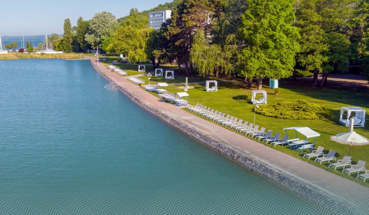 A balatoni strand a pihenés, a fürdőzés és a vízparti élmények tökéletes helyszíne minden korosztály számára.