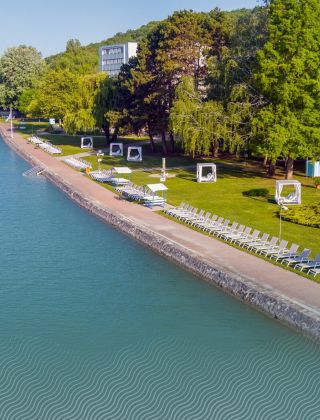 A balatoni strand a pihenés, a fürdőzés és a vízparti élmények tökéletes helyszíne minden korosztály számára.