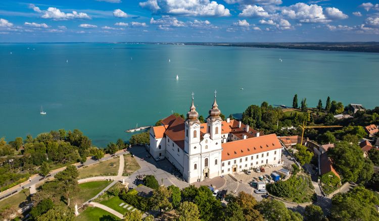 Fedezze fel Tihany ikonikus látnivalóit, köztük a történelmi Bencés Apátságot, amely lenyűgöző panorámával és gazdag kulturális örökséggel várja a látogatókat.