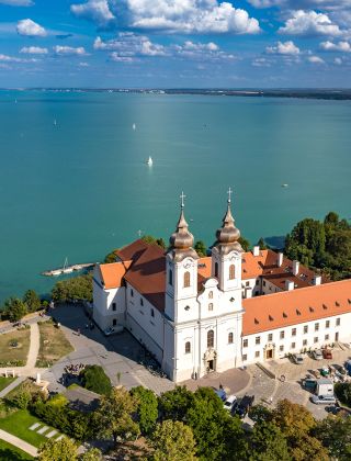 Fedezze fel Tihany ikonikus látnivalóit, köztük a történelmi Bencés Apátságot, amely lenyűgöző panorámával és gazdag kulturális örökséggel várja a látogatókat.