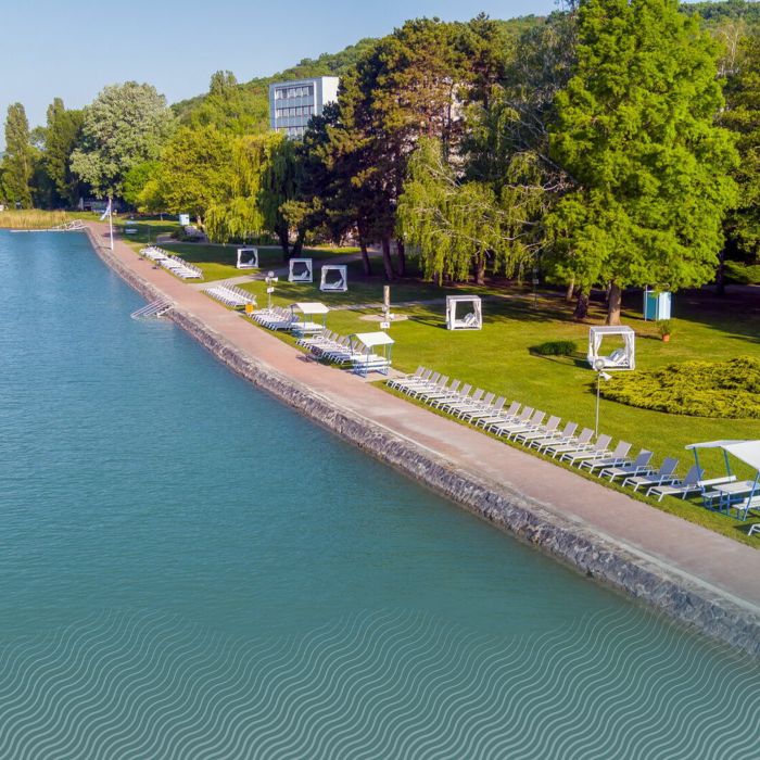 A Club Tihany Resort közvetlen balatoni partszakasza exkluzív pihenést, privát strandélményt és nyugodt wellness környezetet kínál Tihanyban.