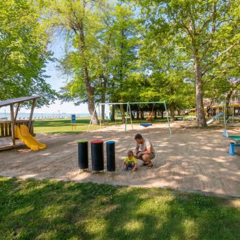 Családbarát játszótér és balatoni kikapcsolódás várja a gyerekeket és szülőket a Club Tihany Resort zöld környezetében.