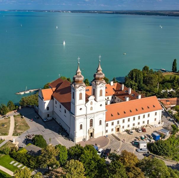 Fedezze fel a tihanyi Bencés Apátság történelmi szépségét és a Balaton panorámáját a Club Tihany Resort közelében.