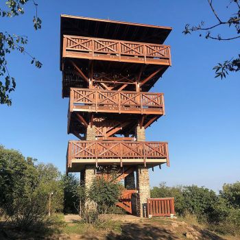 Fedezze fel a tihanyi őrtorony kilátót és élvezze a lenyűgöző balatoni panorámát a Club Tihany Resort közelében.