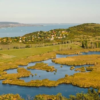 Fedezze fel Tihany lenyűgöző természeti szépségeit és a Balaton panorámáját a Club Tihany Resort közelében.