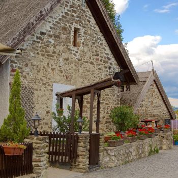 Fedezze fel Tihany hangulatos ófaluját és a balatoni panorámát a Club Tihany Resort közelében.