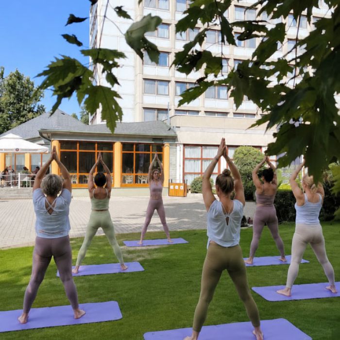 Nyugodt jógaórák és balatoni wellness élmények várják a feltöltődésre vágyó vendégeket a Club Tihany Resortban.