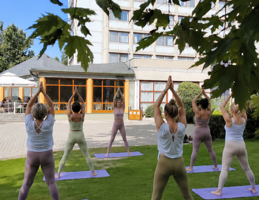 Nyugodt jógaórák és balatoni wellness élmények várják a feltöltődésre vágyó vendégeket a Club Tihany Resortban.