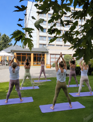 Nyugodt jógaórák és balatoni wellness élmények várják a feltöltődésre vágyó vendégeket a Club Tihany Resortban.