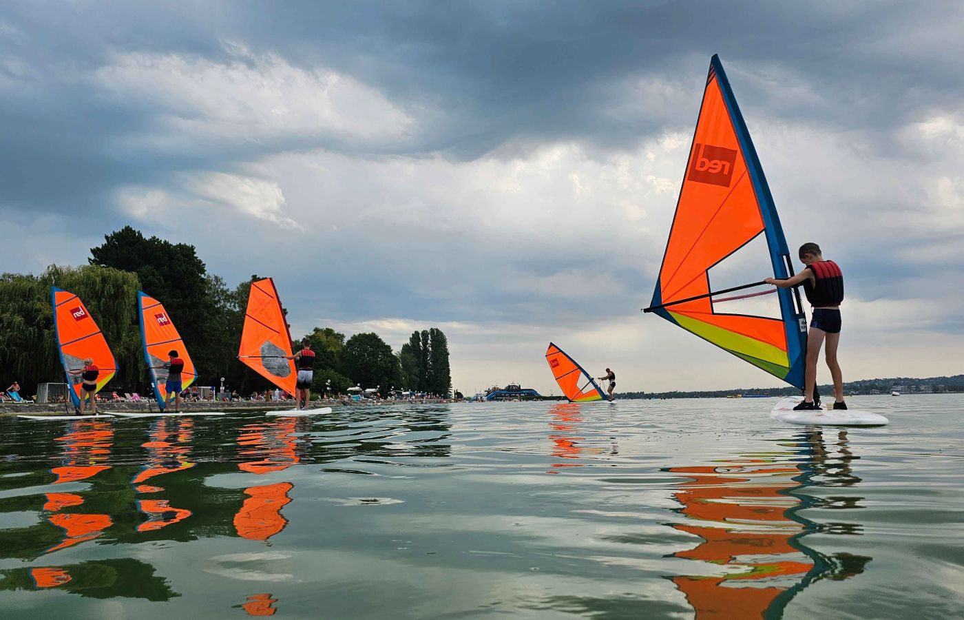 Élje át a balatoni szörfözés szabadságát! A Club Tihany Resort közelében ideális szélviszonyok és lenyűgöző természeti környezet várja a vízi sportok szerelmeseit.