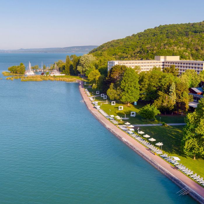 Vízi sportolási lehetőségek a Club Tihany Resortban csodás kilátással