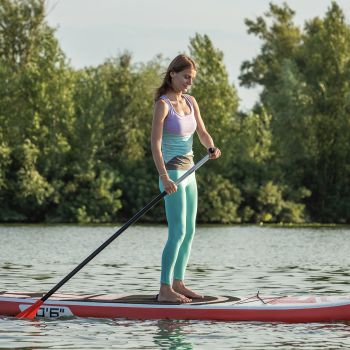 Élje át az aktív balatoni kikapcsolódást paddleboardozással a Club Tihany Resortban, lenyűgöző természetközeli környezetben.