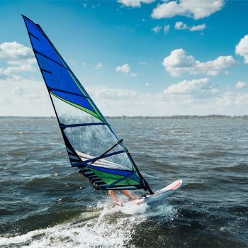 Windsurf a Balatonon – szél, szabadság és felejthetetlen élmények a vízen.