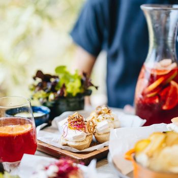 A Kis Tihany Beach Bistro a Balaton partján friss, szezonális fogásokkal, hűsítő italokkal és könnyed nyári hangulattal várja a gasztronómiai élmények kedvelőit.