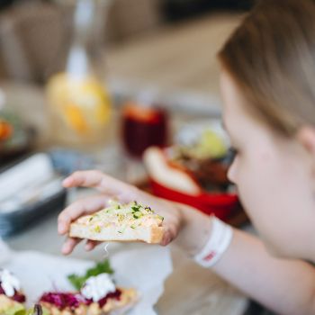 A Kis Tihany Beach Bistro a Balaton partján friss, szezonális fogásokkal és változatos ízekkel várja vendégeit, így mindenki megtalálhatja a számára legkedvesebb fogásokat.