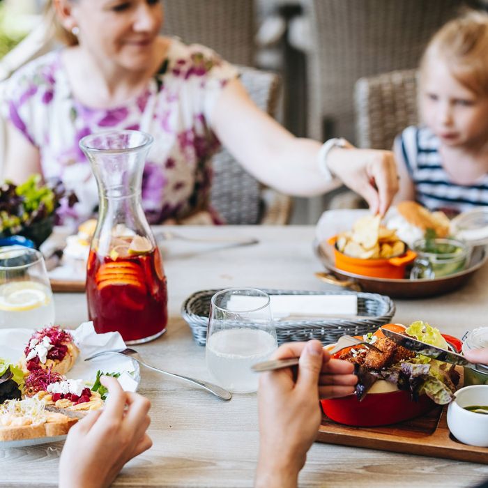 A Kis Tihany Beach Bistro a Balaton partján friss alapanyagokból készült, könnyű nyári fogásokkal és változatos kínálattal várja vendégeit, ahol minden ízlés megtalálja a kedvencét.