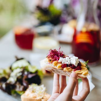 A Kis Tihany Beach Bistro a Balaton-parti kikapcsolódás ízeit kínálja: friss, szezonális fogások, hűsítő italok és változatos kínálat várja minden vendégét.