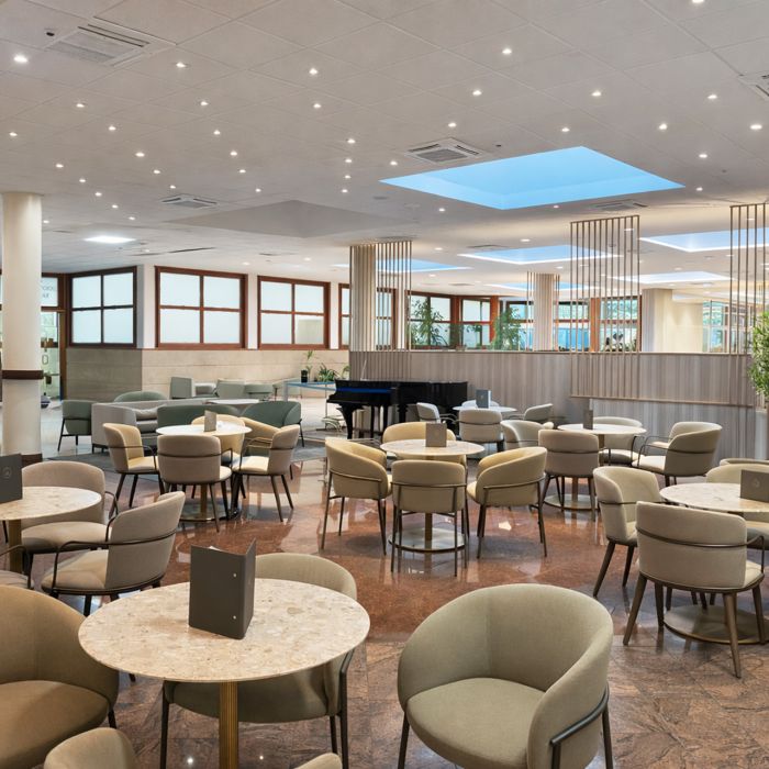 A tágas és elegáns lobby a találkozások, a kikapcsolódás és a kényelmes várakozás tökéletes helyszíne a Club Tihany Resortban.