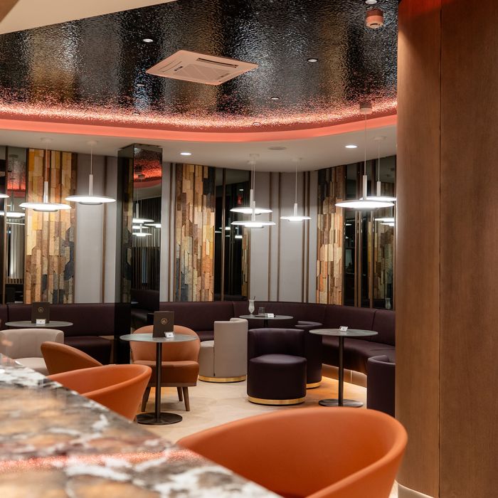 A stílusos bár különleges italokkal, modern környezettel és kellemes hangulattal várja a vendégeket a Club Tihany Resortban.