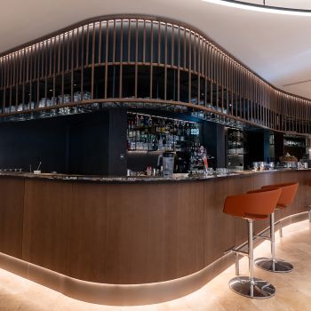 A stílusos bár különleges italokkal, modern környezettel és kellemes hangulattal várja a vendégeket a Club Tihany Resortban.