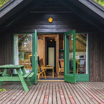 Foglalható bungalowk várják a vendégeket a Club Tihany Resort természetközeli környezetében, a gondtalan balatoni kikapcsolódásért.