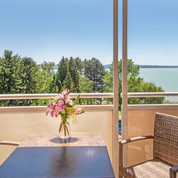 A Balaton Lakosztály tágas terekkel, elegáns kialakítással és lenyűgöző balatoni panorámával kínál exkluzív pihenést a Club Tihany Resortban.
