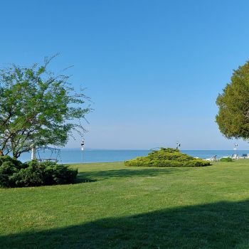 Élvezze a balatoni strandolás élményét a Club Tihany Resort saját vízpartján, ahol a pihenés, a sport és a kikapcsolódás tökéletesen találkozik.